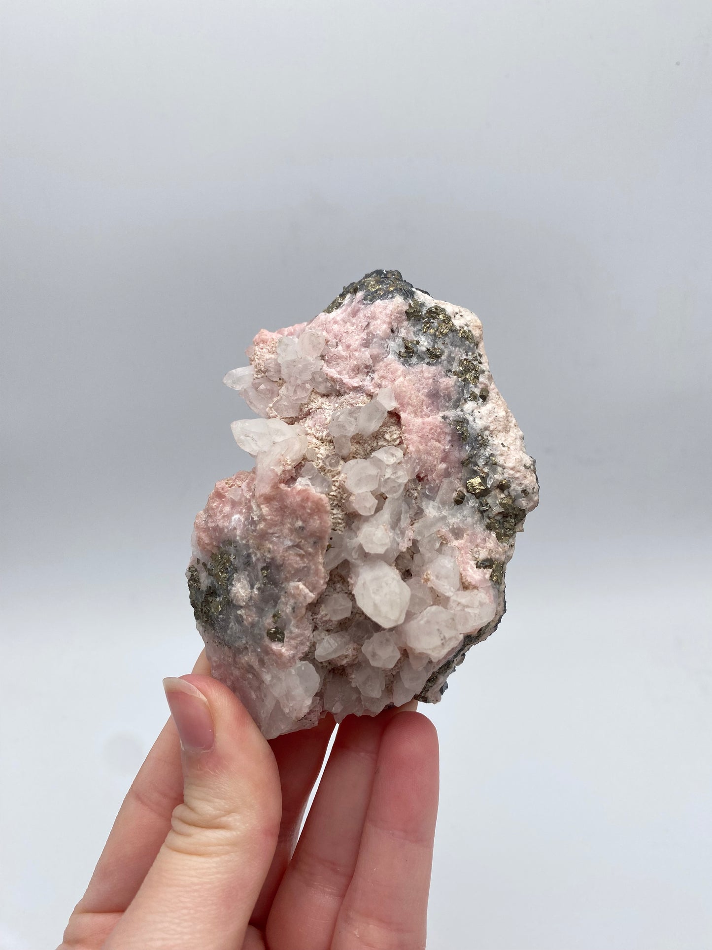 Cluster di Quarzo Ialino su Pirite + Rodocrosite 245gr
