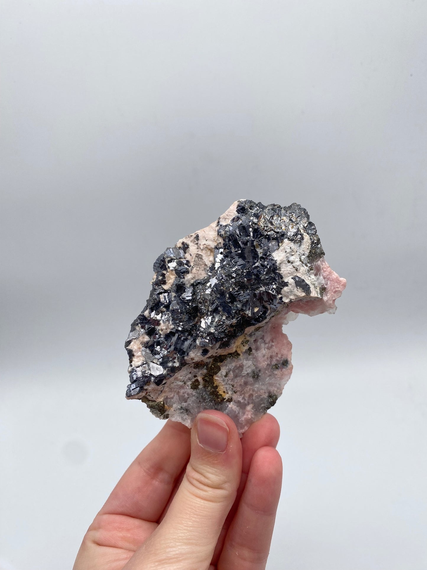 Cluster di Quarzo Ialino su Pirite + Rodocrosite 245gr