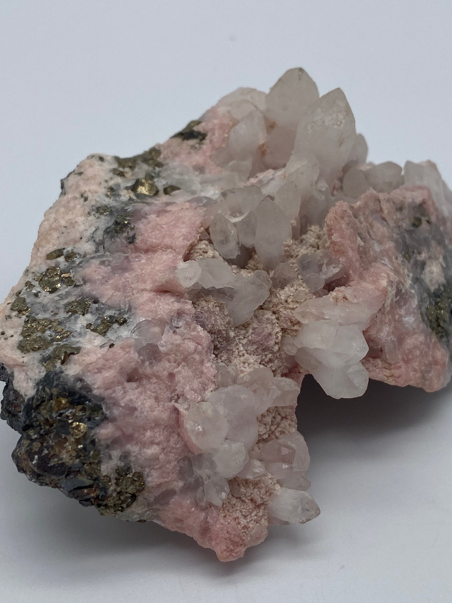 Cluster di Quarzo Ialino su Pirite + Rodocrosite 245gr