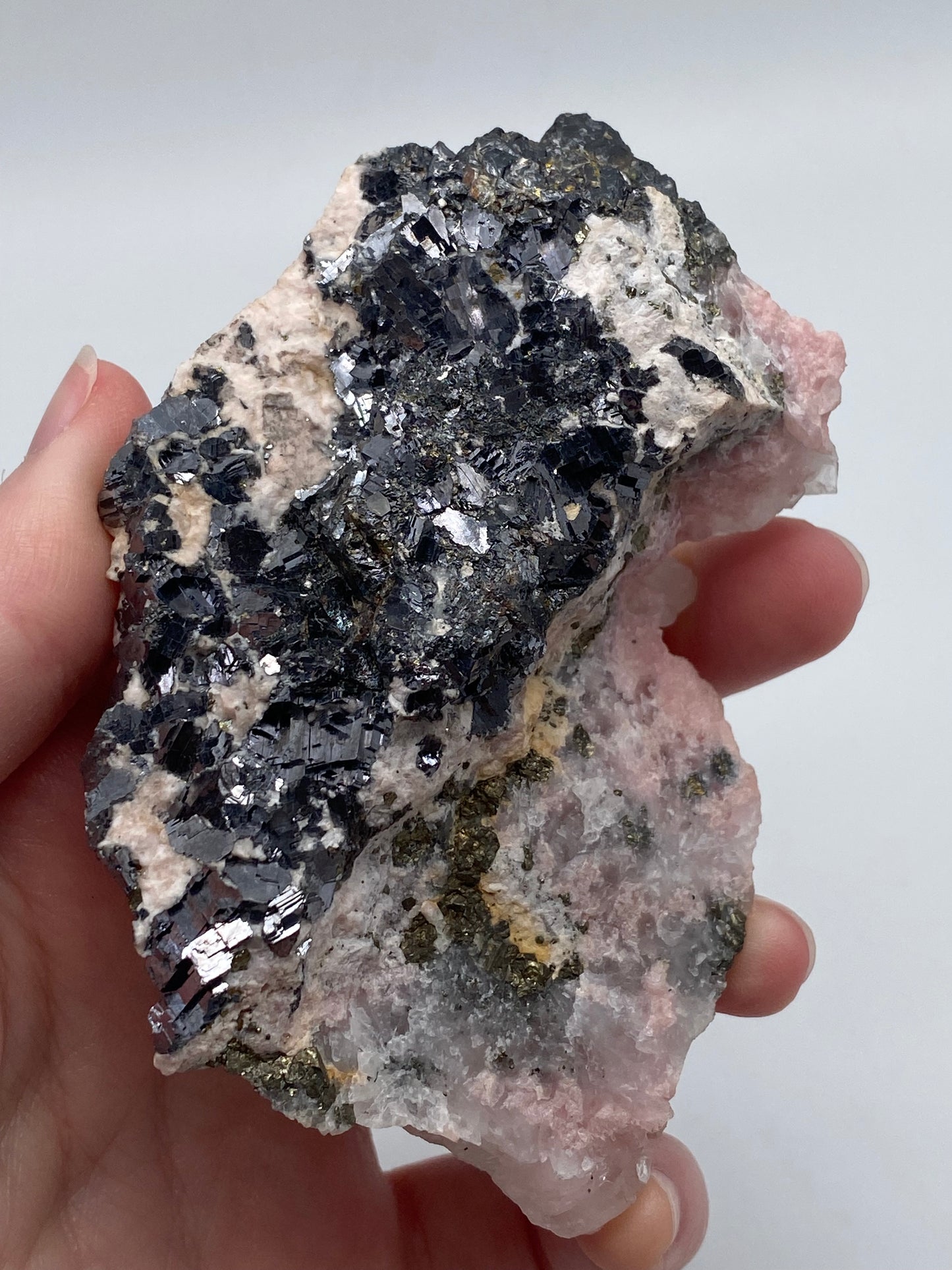 Cluster di Quarzo Ialino su Pirite + Rodocrosite 245gr