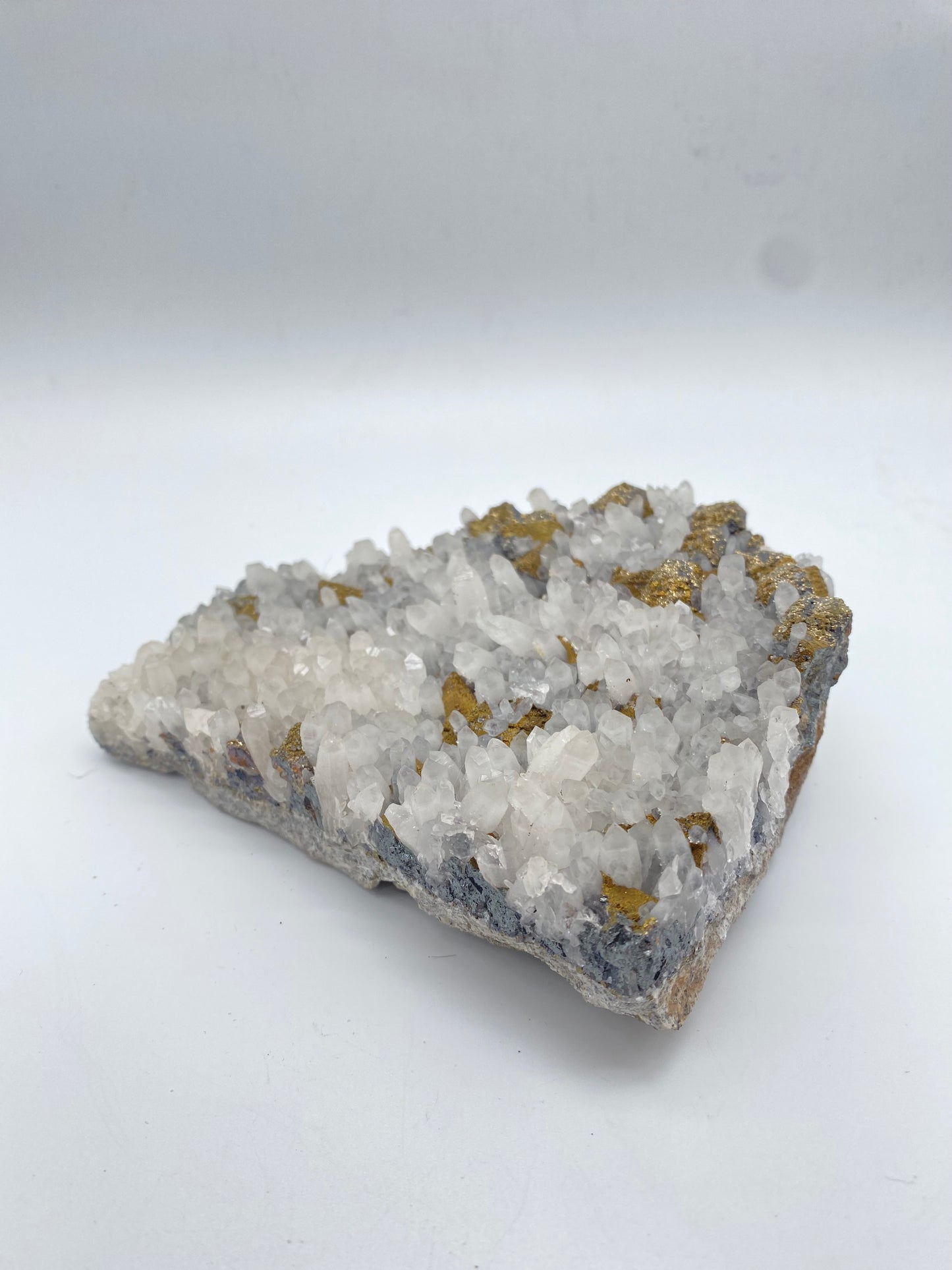 Cluster di Quarzo Ialino su Calcopirite 716gr