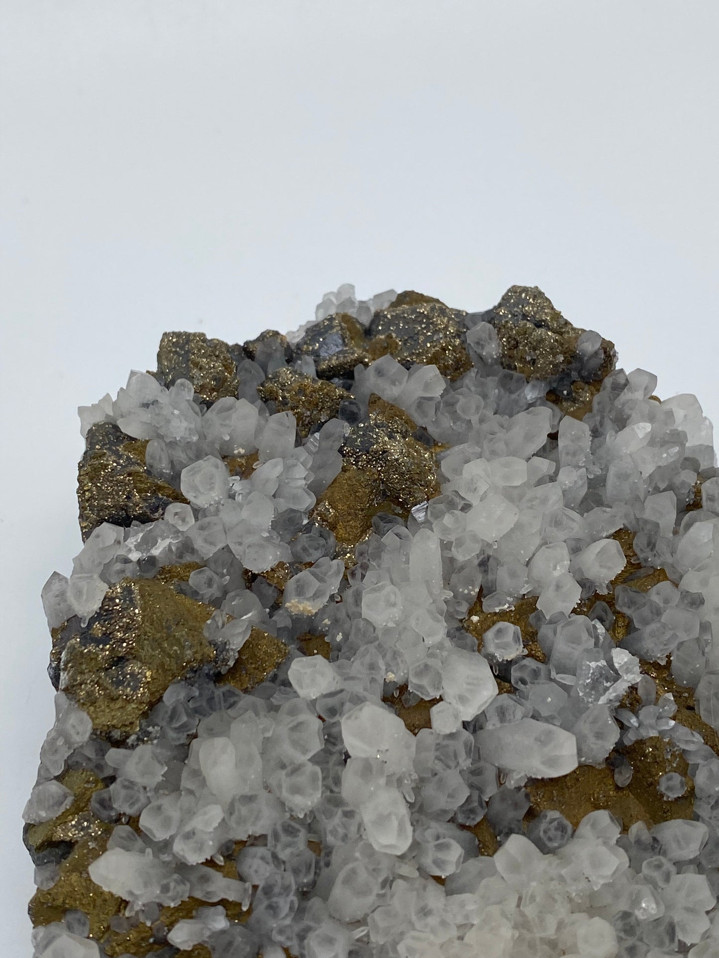 Cluster di Quarzo Ialino su Calcopirite 716gr