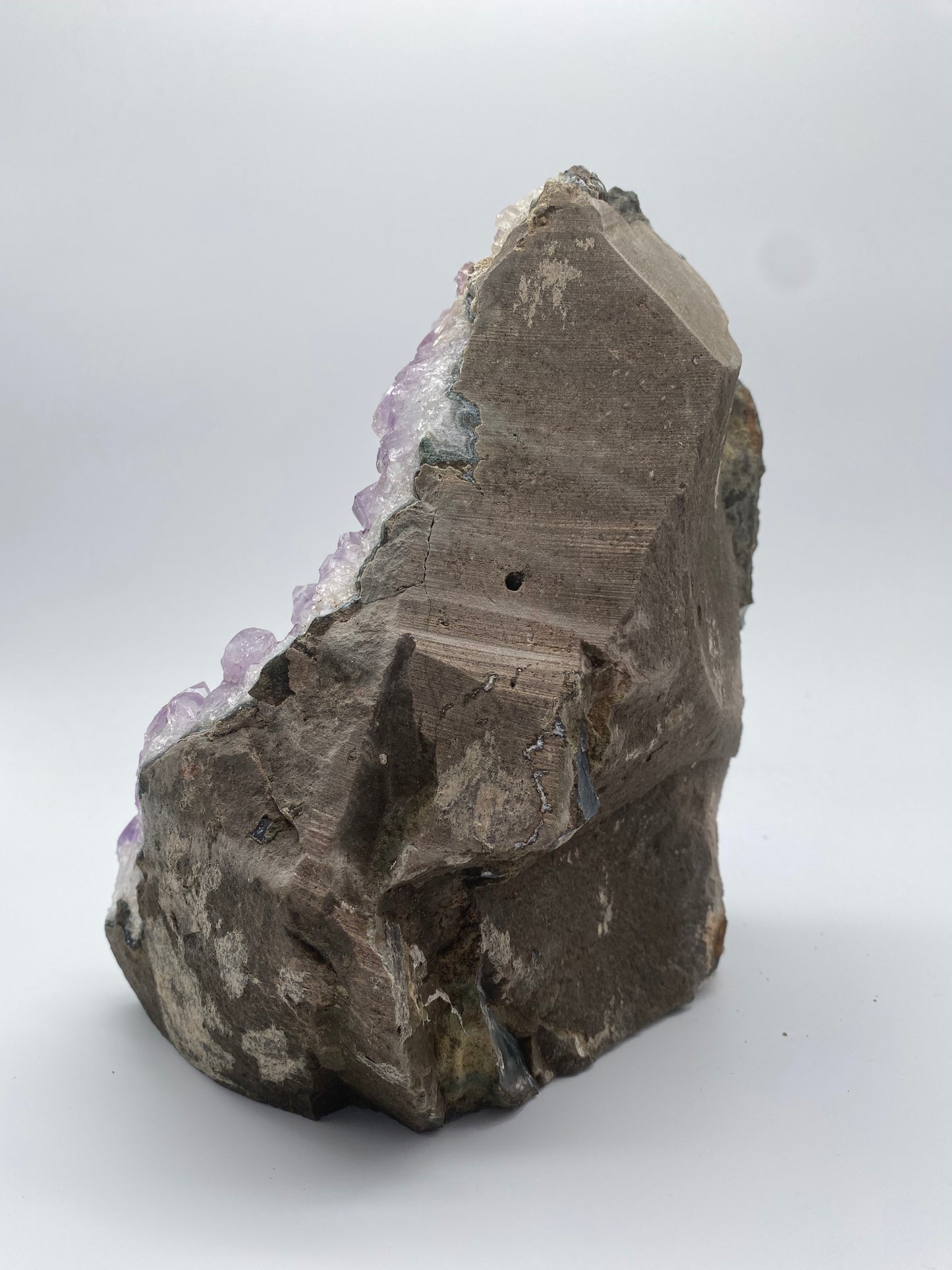 Geode Ametista del Brasile su Matrice con Inclusioni di Altri Minerali 2KG