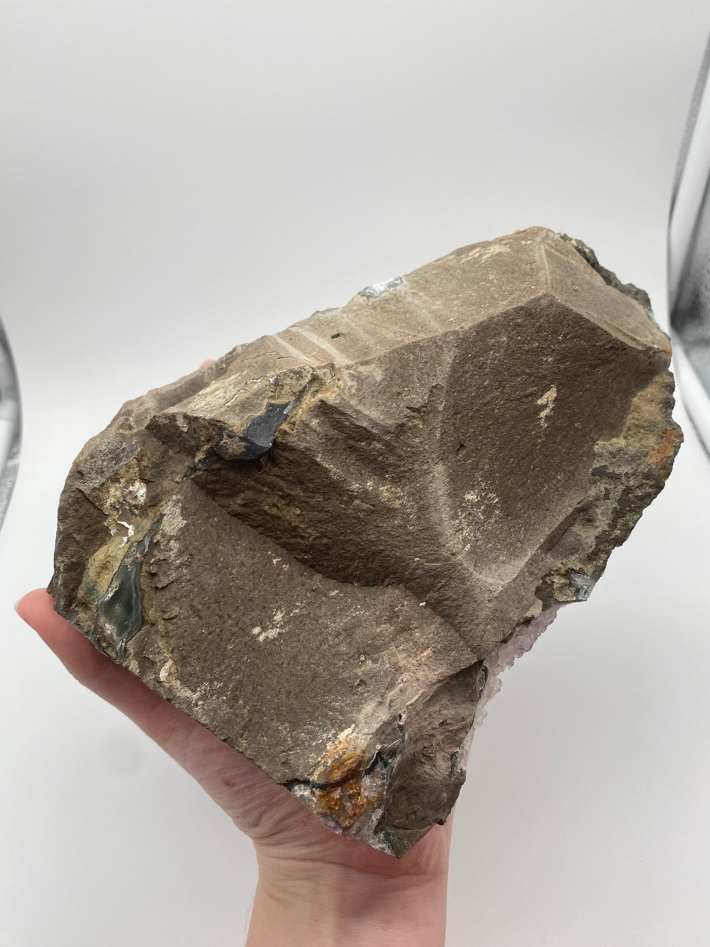 Geode Ametista del Brasile su Matrice con Inclusioni di Altri Minerali 2KG